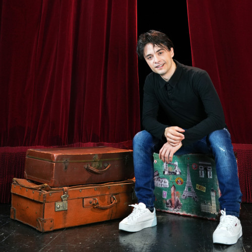 Jonathan Canini: il Comico Toscano in tour con lo Spettacolo Cult “Vado a Vivere con Me”