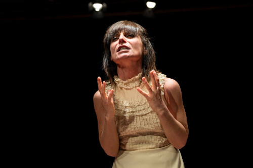 TRE SORELLE - Ovvero la felicità quando è altrove