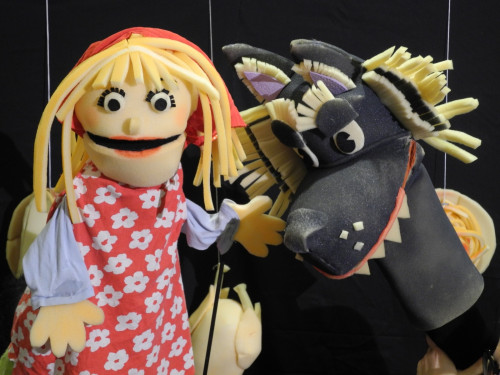 Pupazzi e attori insieme sul palco della Distilleria per "Cappuccetto Bambina Impertinente"